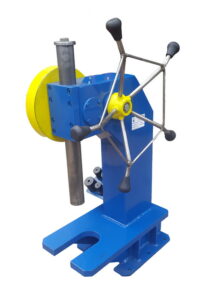 Prasa do zagniatania krzyżaków wału napędowego